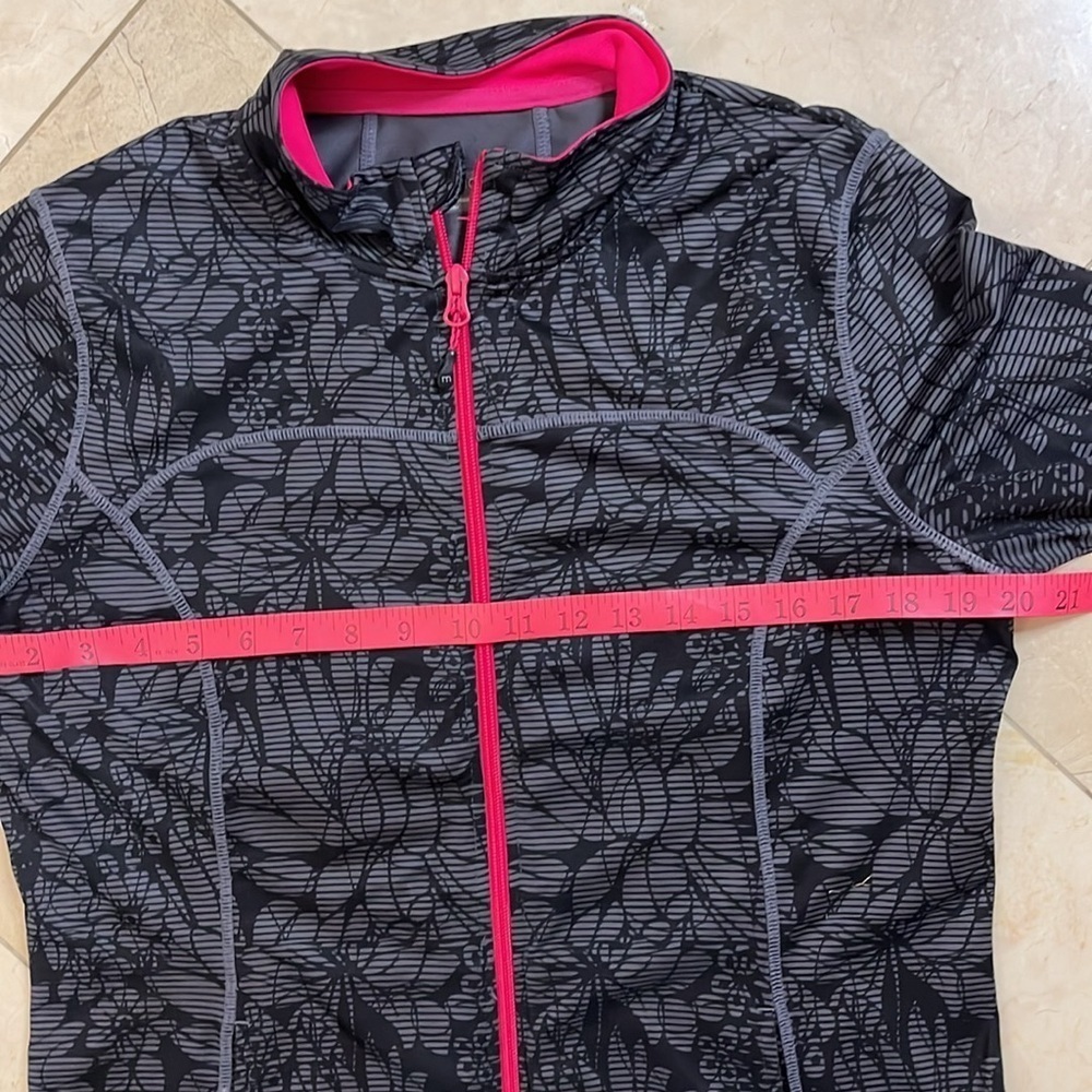 ⭐️ Mondetta floral patterned zip-up top- size medium - Picture 3 of 11